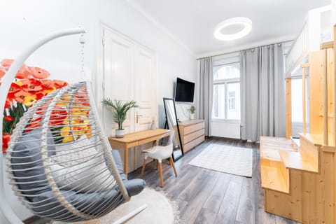 Bed, TV and multimedia, Photo of the whole room, Seating area, Evening entertainment, Bedroom