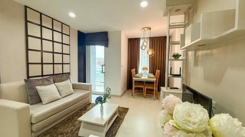 TV and multimedia, Living room, Seating area, Dining area, Bedroom