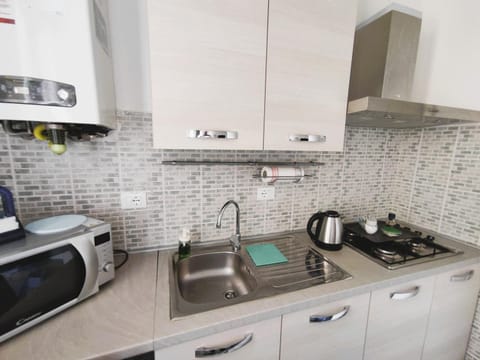 Coffee/tea facilities, Kitchen or kitchenette, microwave, stove