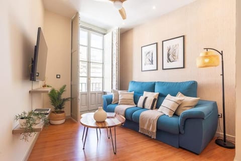 TV and multimedia, Living room, Seating area, air conditioner