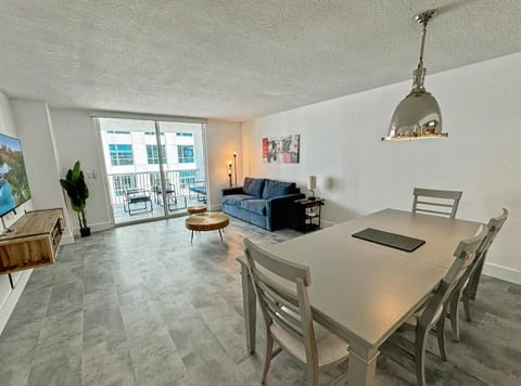 Elegant Centric Vibrant Pool Jacuzzi Free Parking Apartment in Brickell