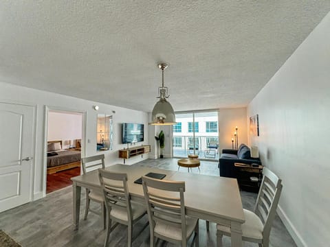 Elegant Centric Vibrant Pool Jacuzzi Free Parking Apartment in Brickell