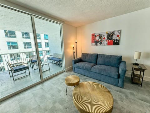 Elegant Centric Vibrant Pool Jacuzzi Free Parking Apartment in Brickell