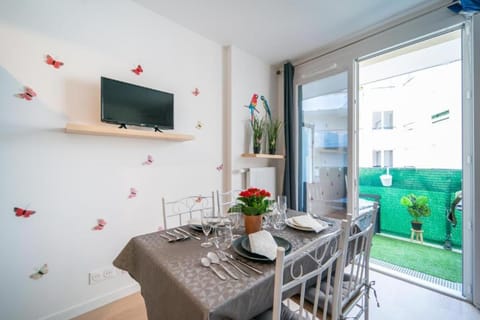Nearby landmark, Communal lounge/ TV room, Spring, TV and multimedia, Living room, Seating area, Dining area, internet, internet