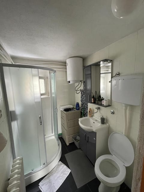 Shower, Toilet, Bathroom, towels