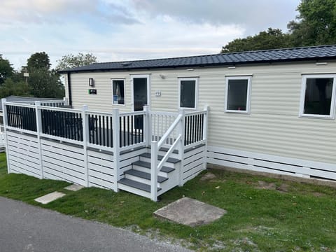 HoneyBees At Glade 17 Campground/ 
RV Resort in Bideford Bay Holiday Park