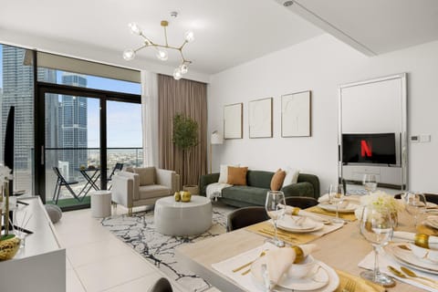 TV and multimedia, View (from property/room), Living room, Seating area, Dining area, City view, Sea view