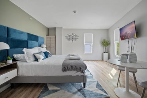 Bed, TV and multimedia, Photo of the whole room, Seating area, Bedroom, hair dresser