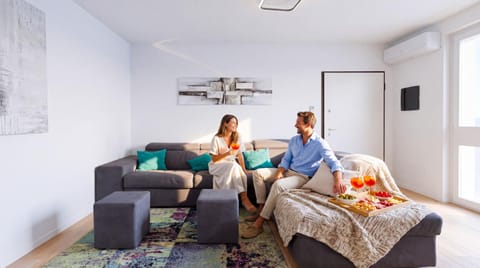 Bed, People, TV and multimedia, Living room, Food and drinks, Photo of the whole room, Seating area, Guests, group of guests