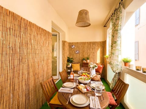 Food and drinks, Seating area, Dining area, Food, Drinks