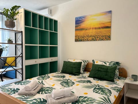 Bed, Photo of the whole room, Bedroom, towels