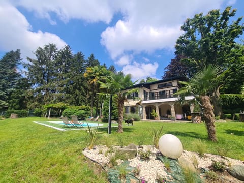 Property building, Spring, Day, Natural landscape, Bird's eye view, Garden, Garden view, Pool view, Swimming pool, sunbed