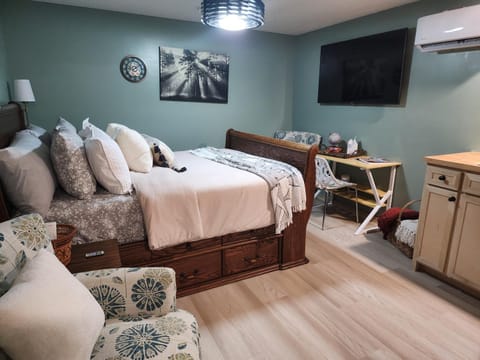 Bed, TV and multimedia, Seating area, Bedroom, air conditioner