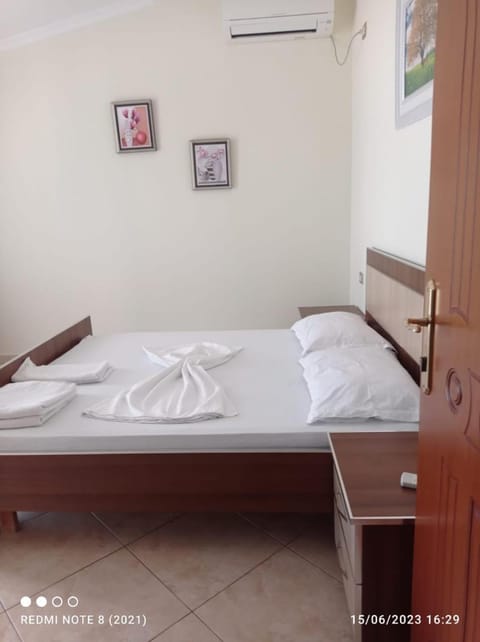 Bed, Photo of the whole room, Bedroom, air conditioner