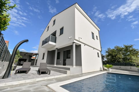 Property building, Nearby landmark, Pool view, Swimming pool, sunbed