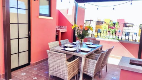 View (from property/room), Balcony/Terrace, Dining area, City view