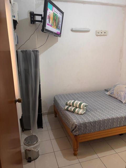 Bed, TV and multimedia, Photo of the whole room, Bedroom, towels