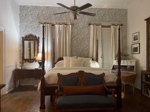 Bed, Photo of the whole room, Seating area, Bedroom