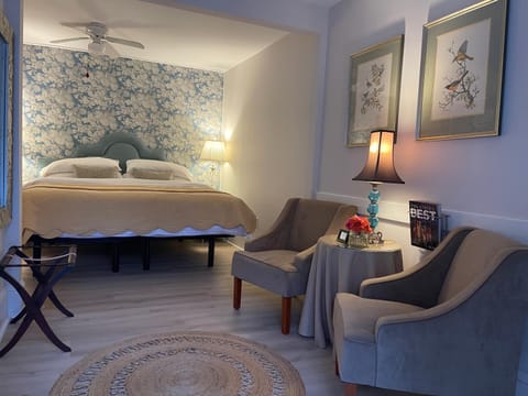 Bed, Photo of the whole room, Seating area, Bedroom