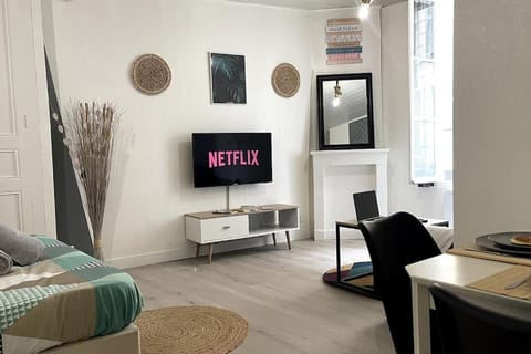Communal lounge/ TV room, TV and multimedia, Seating area