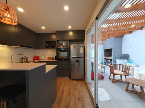 TV and multimedia, Coffee/tea facilities, Kitchen or kitchenette, Dining area, minibar, oven, pet friendly, stove, toaster