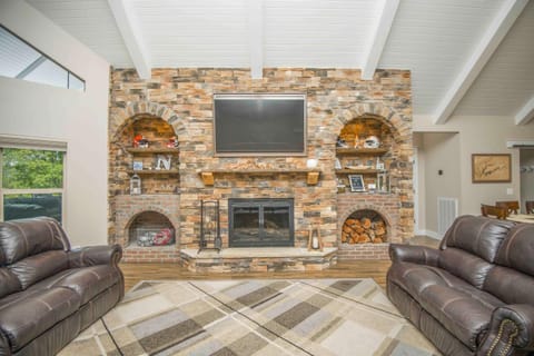 Communal lounge/ TV room, TV and multimedia, Living room, Seating area, Evening entertainment, fireplace