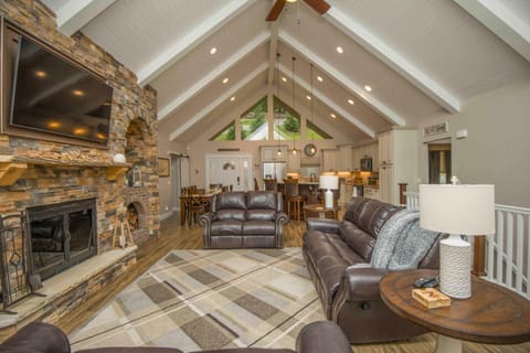 Communal lounge/ TV room, TV and multimedia, Living room, Seating area, Evening entertainment