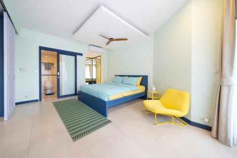Bed, Photo of the whole room, Seating area, Bedroom