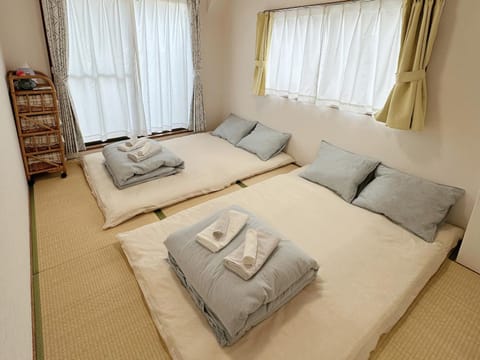 Bed, Bedroom, storage, towels