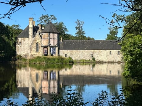 Property building, Day, Natural landscape, Lake view, Landmark view, River view