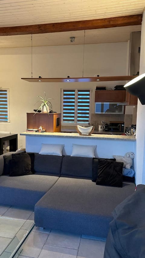 Patio, Coffee/tea facilities, View (from property/room), Balcony/Terrace, Kitchen or kitchenette, Decorative detail, Seating area, Dining area, City view, Lake view, Mountain view, microwave, oven, stove, toaster, kitchen