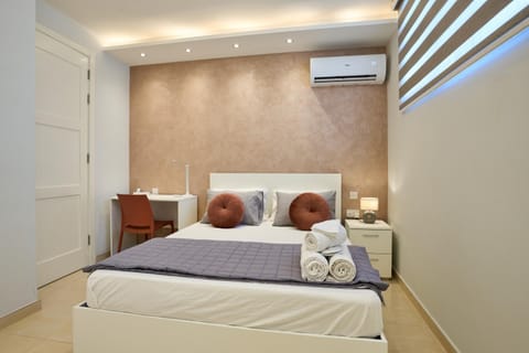 Bed, Bedroom, air conditioner