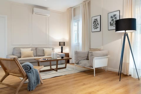 TV and multimedia, Living room, Photo of the whole room, Dining area, air conditioner