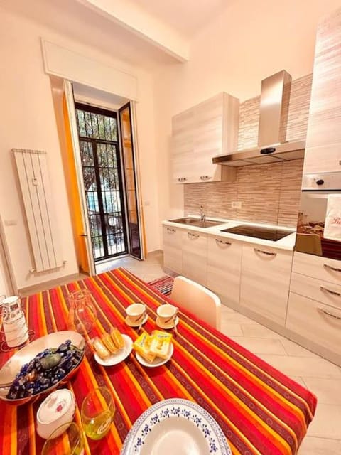 Kitchen or kitchenette, Dining area, Breakfast