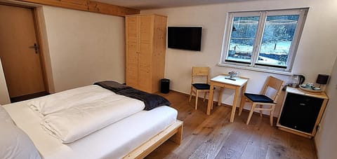 Bed, TV and multimedia, Bedroom