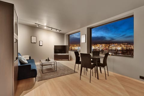 TV and multimedia, View (from property/room), Seating area, Dining area, City view, Lake view, Landmark view, Mountain view, River view, Sea view
