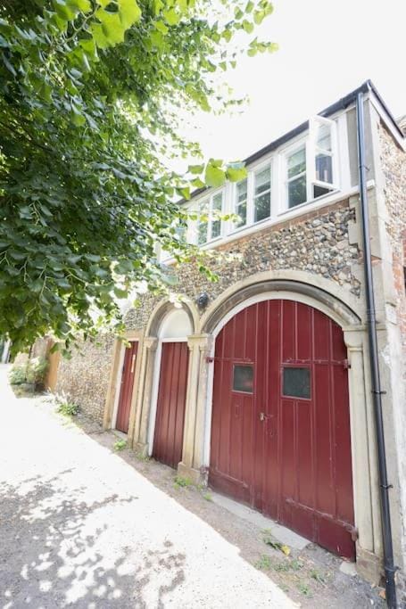 Central Medieval Grid Unique home with Gated parking Apartment in Bury Saint Edmunds