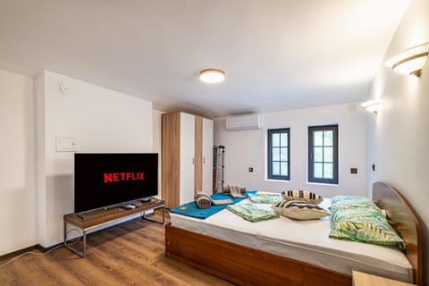 Bed, TV and multimedia, Photo of the whole room, Bedroom, towels, wardrobe, air conditioner