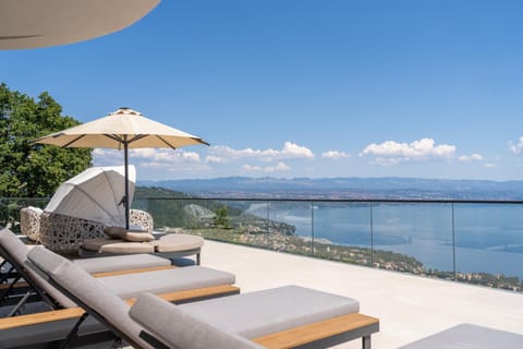 View (from property/room), Balcony/Terrace, Sea view, sunbed