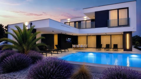 Property building, Patio, Garden, Swimming pool, sunbed