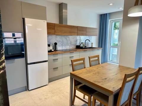 Coffee/tea facilities, Kitchen or kitchenette, Dining area, dishwasher, oven