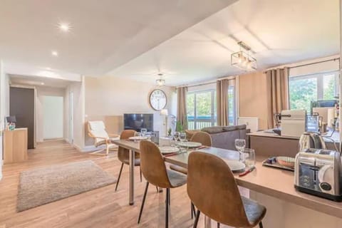 Kitchen or kitchenette, Living room, Dining area