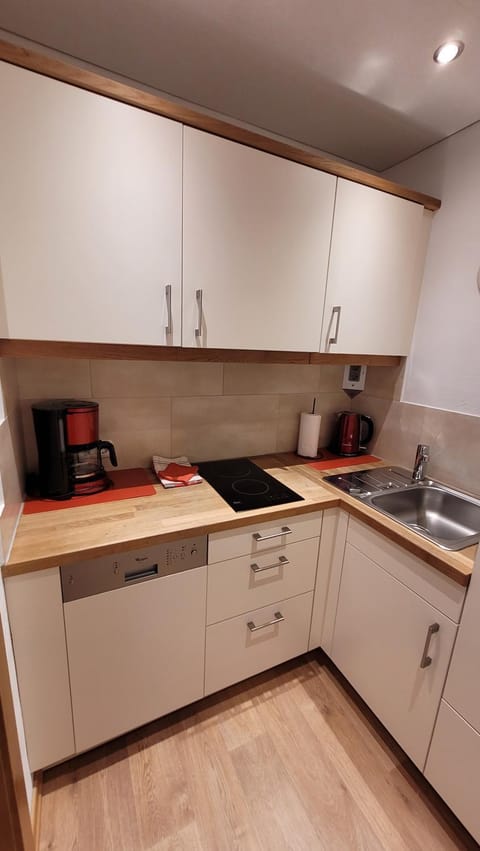 Coffee/tea facilities, Kitchen or kitchenette, stove