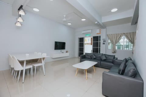 TV and multimedia, Living room, Seating area, Dining area