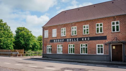 Property building, Facade/entrance, Day