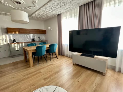 Communal lounge/ TV room, TV and multimedia, Kitchen or kitchenette, Seating area, Dining area, Evening entertainment