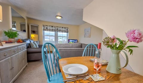 TV and multimedia, Kitchen or kitchenette, Living room, Seating area, Dining area