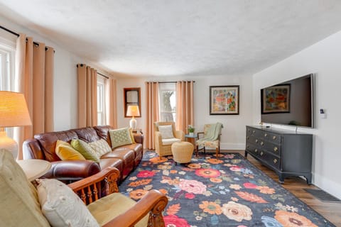 City Girl Farmhouse in Hudsonville with Hot Tub House in Hudsonville