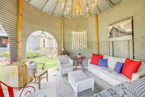 City Girl Farmhouse in Hudsonville with Hot Tub House in Hudsonville