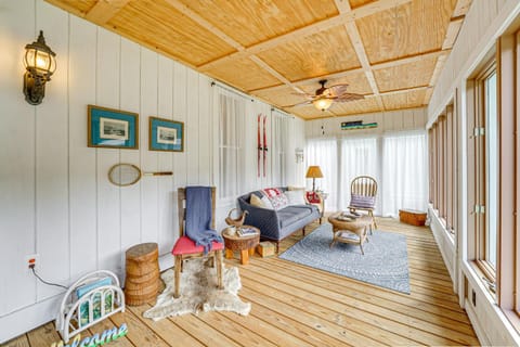 Spacious Vintage Gem with Sunroom in Manistee! House in Manistee